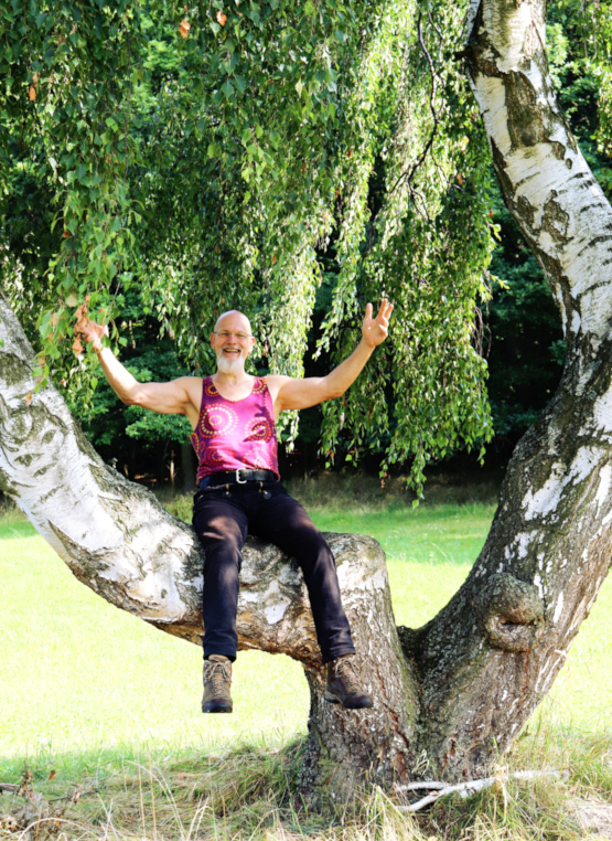 Im Baum sitzender Mann