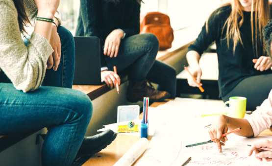 Studenten arbeiten zusammen