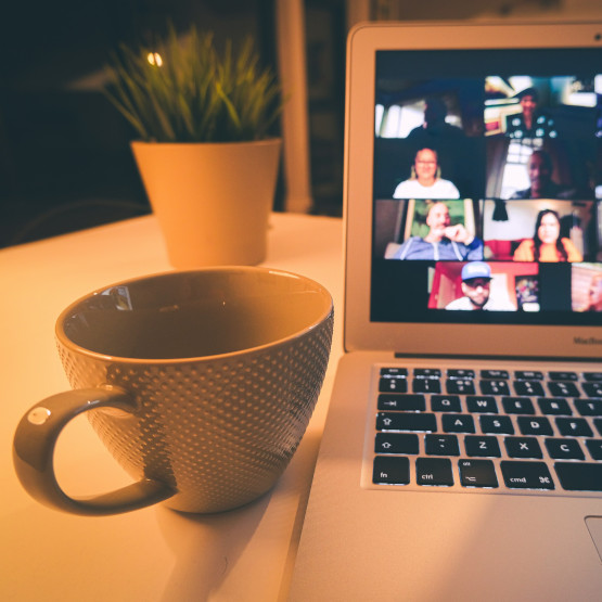 online Webinar Tasse am Laptop